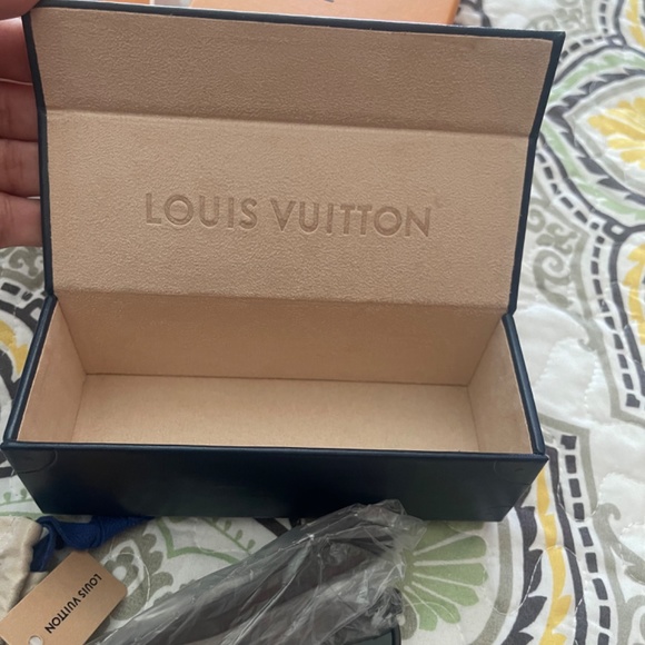 Loui Vuitton Sunglasses - Picture 11 of 12